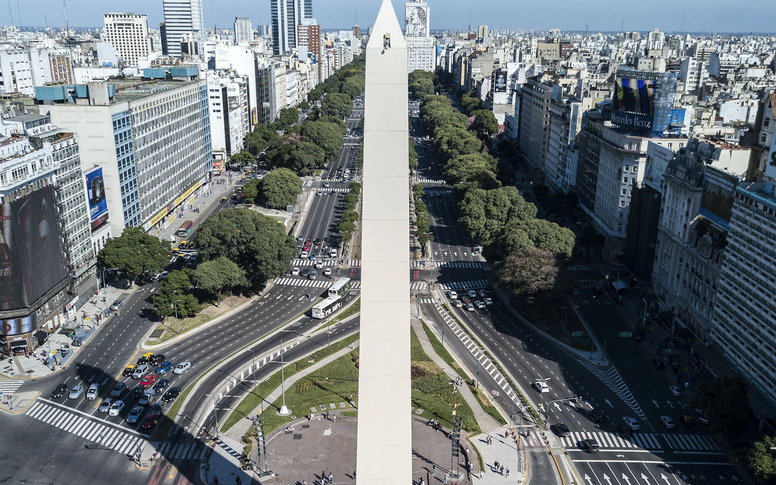 Obelisk Buenos Aires di atas Avenida 9 de Julio