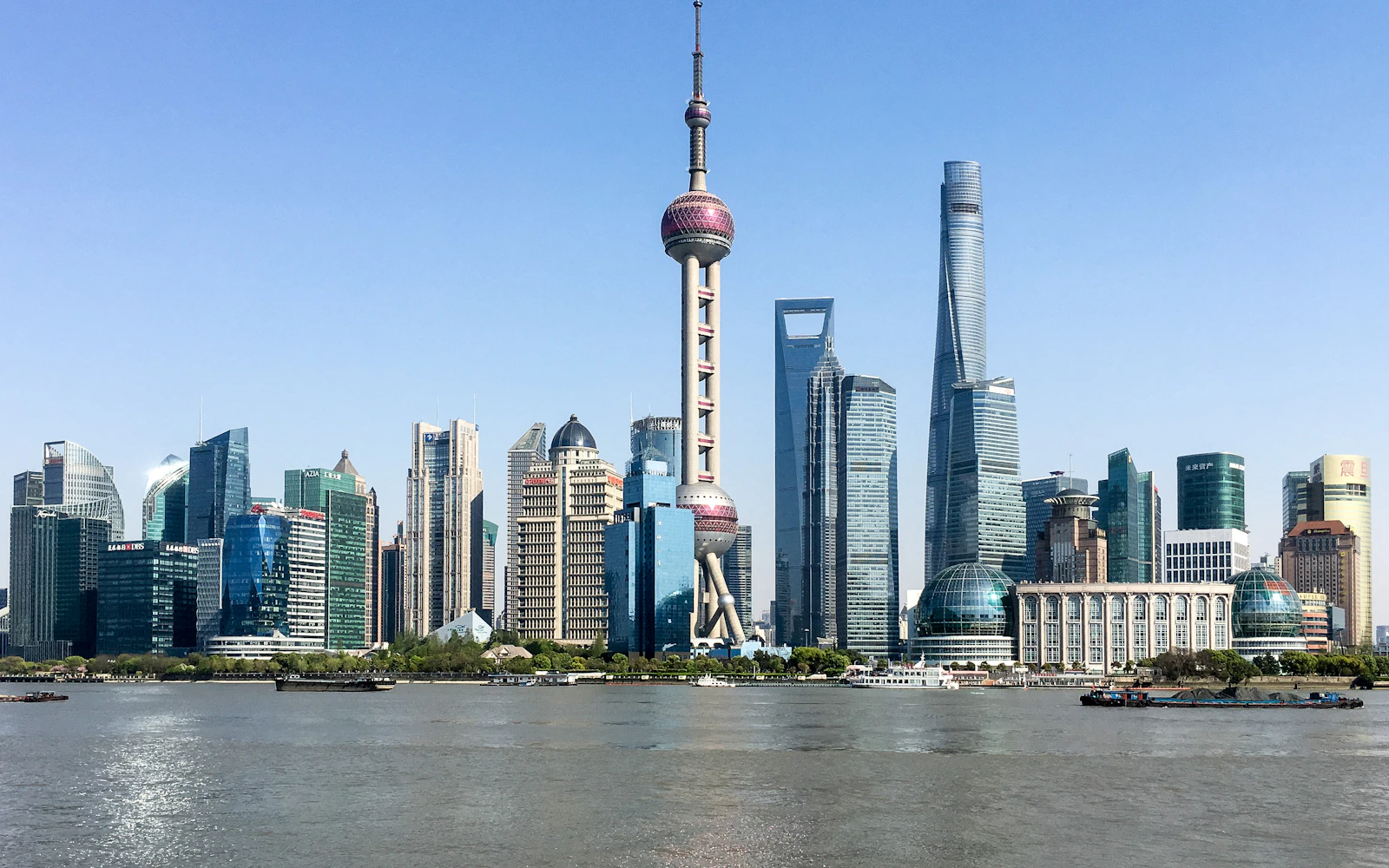 Oriental Pearl Tower dan cakrawala Shanghai