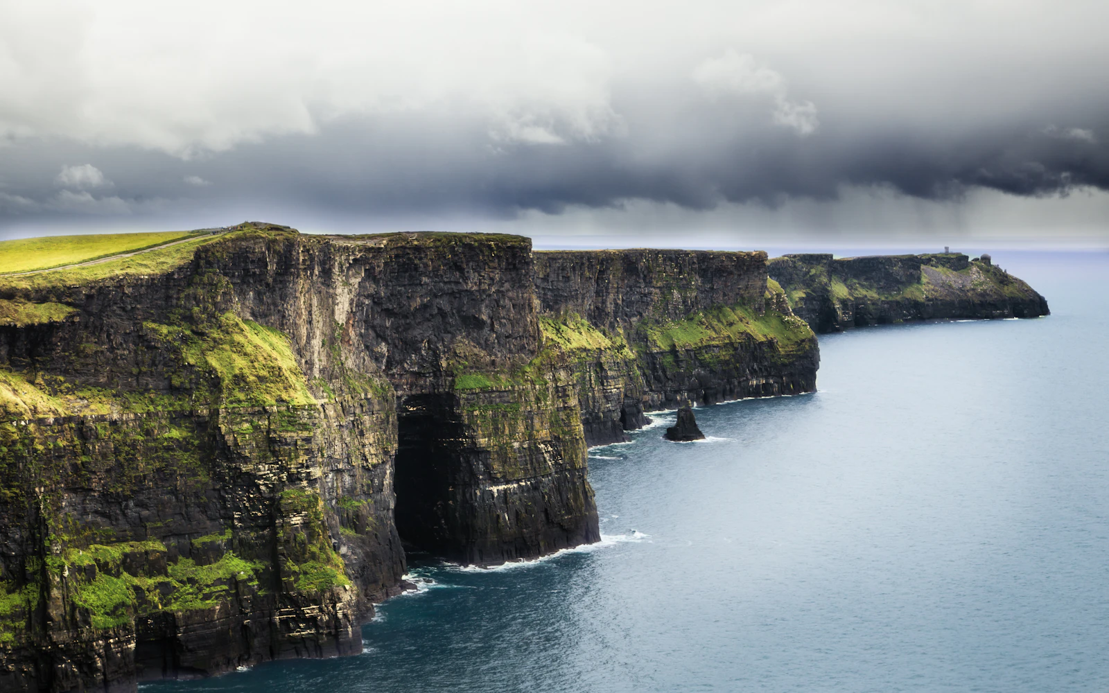Cliffs of Moher di atas Samudra Atlantik di Irlandia