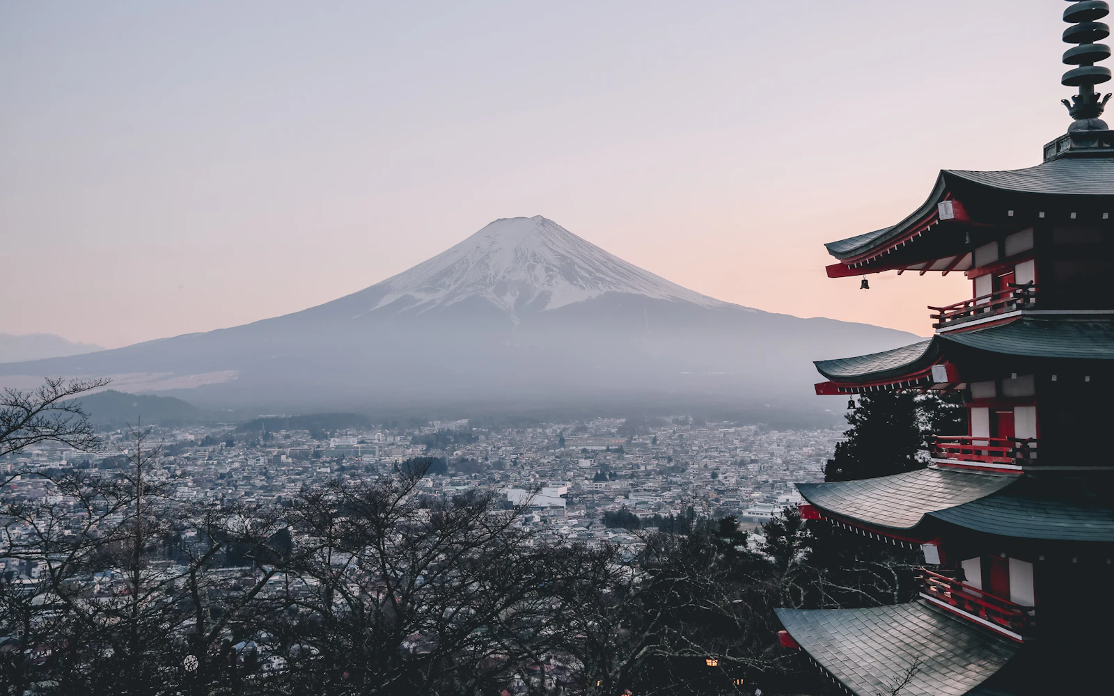 Pagoda Chureito menghadap Gunung Fuji di Jepang