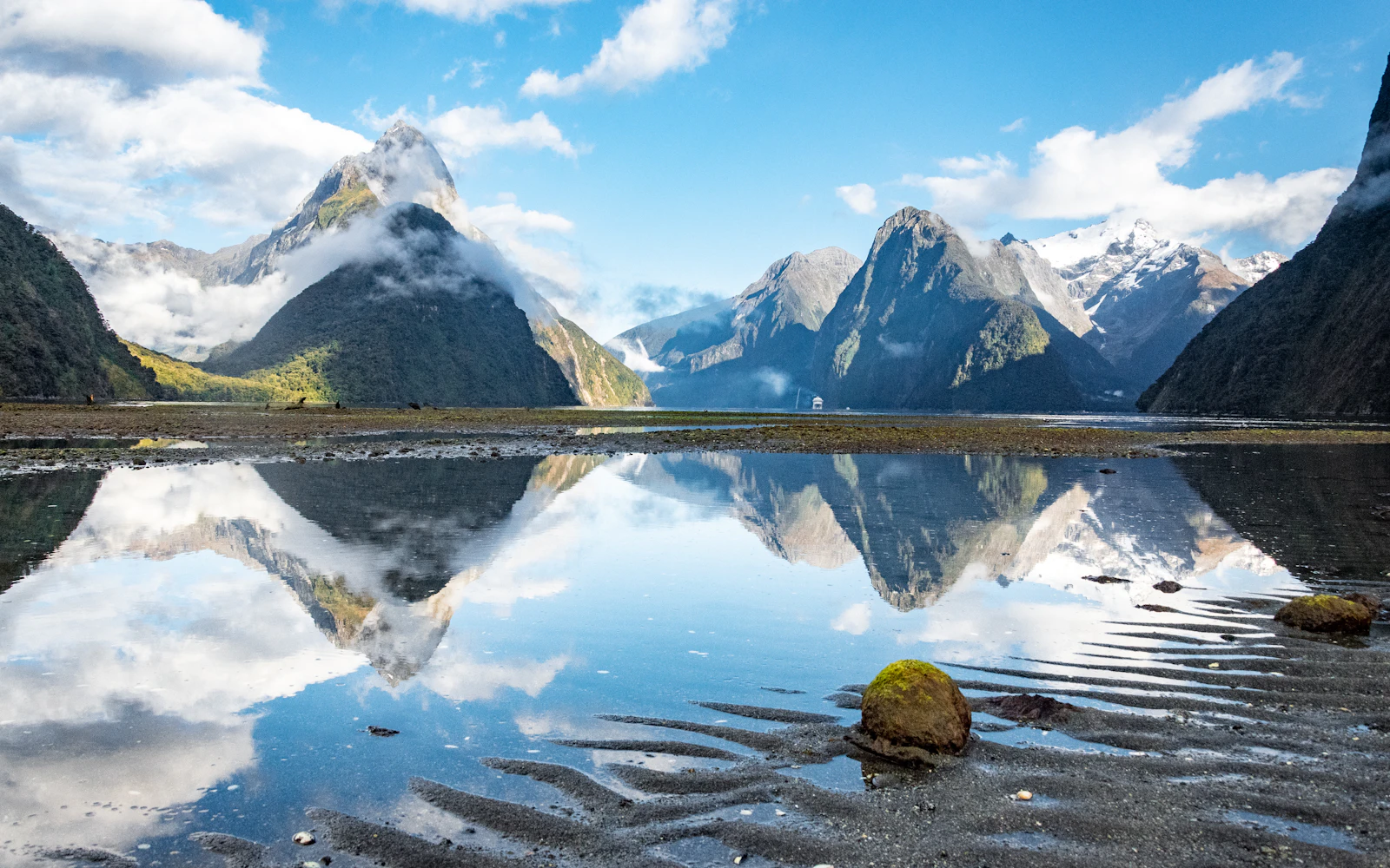 Pegunungan dan perairan Milford Sound di Selandia Baru