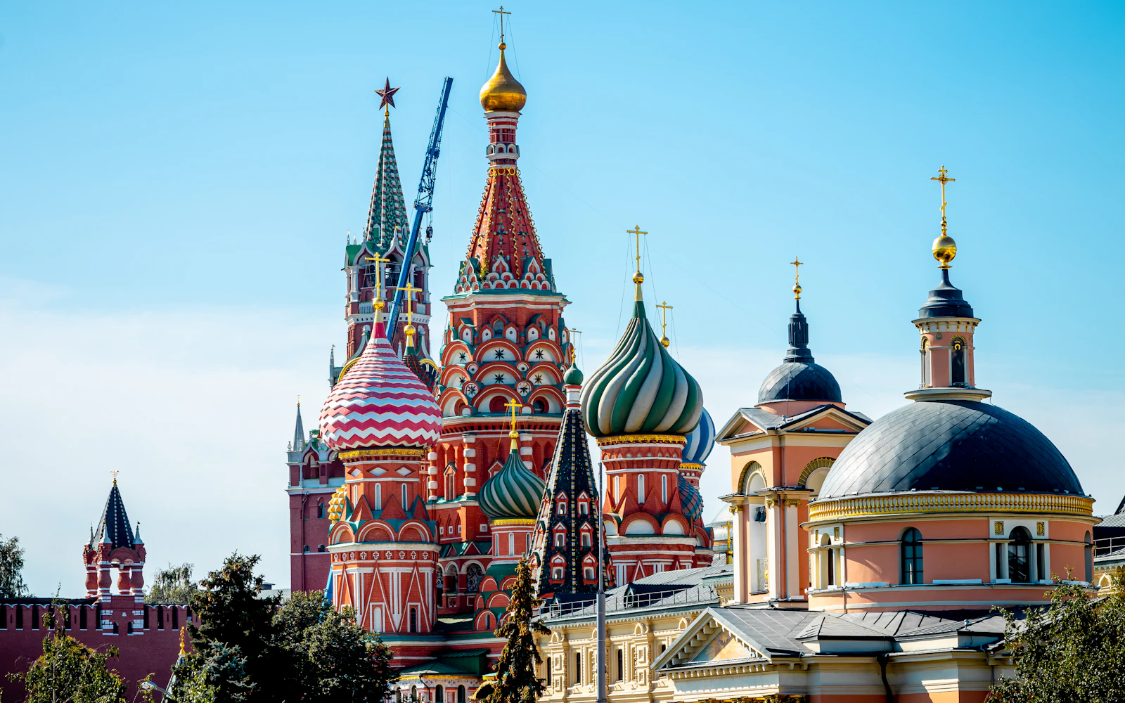 Kubah warna-warni Katedral Saint Basil di Moskwa