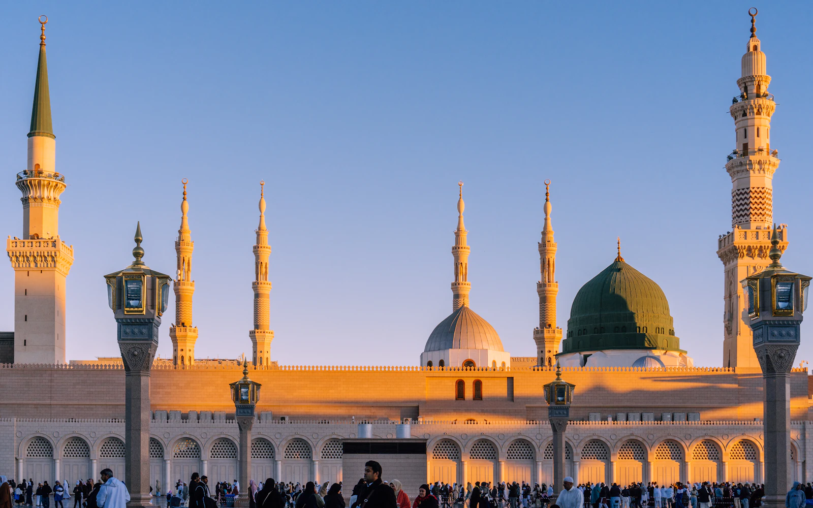 Masjid Nabawi di Madinah saat matahari terbenam