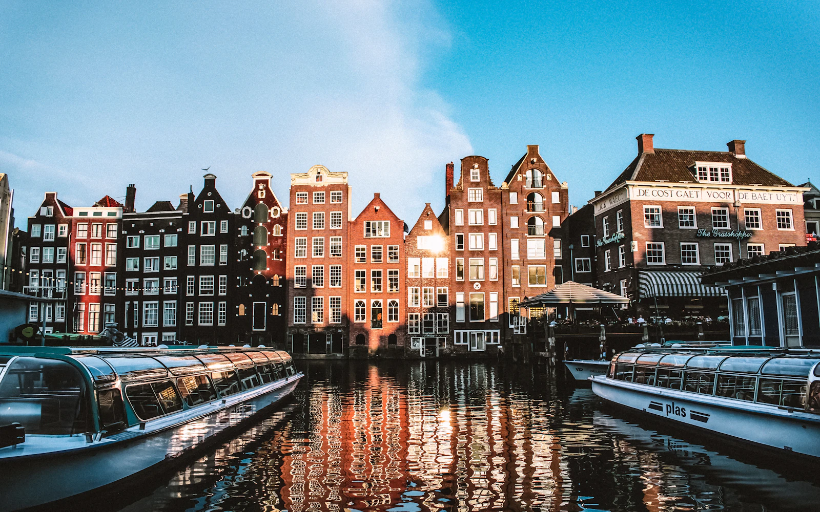 Rumah kanal bersejarah di sepanjang kanal Amsterdam