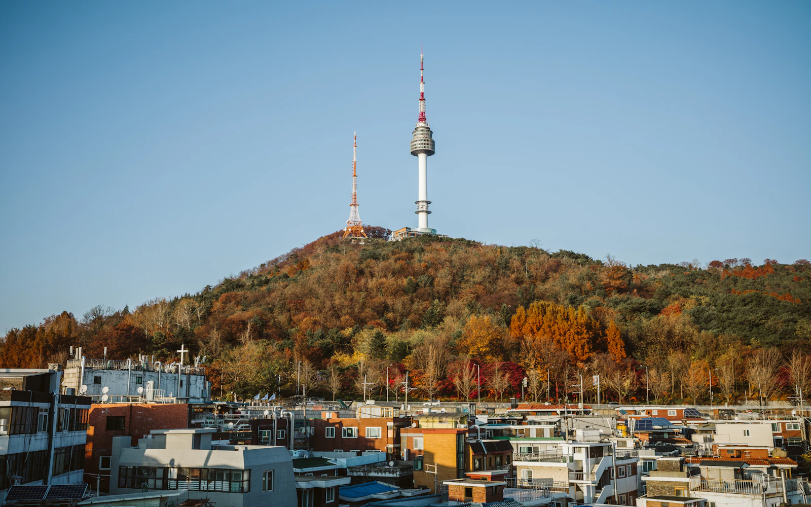 Menara Namsan Seoul di atas cakrawala Seoul