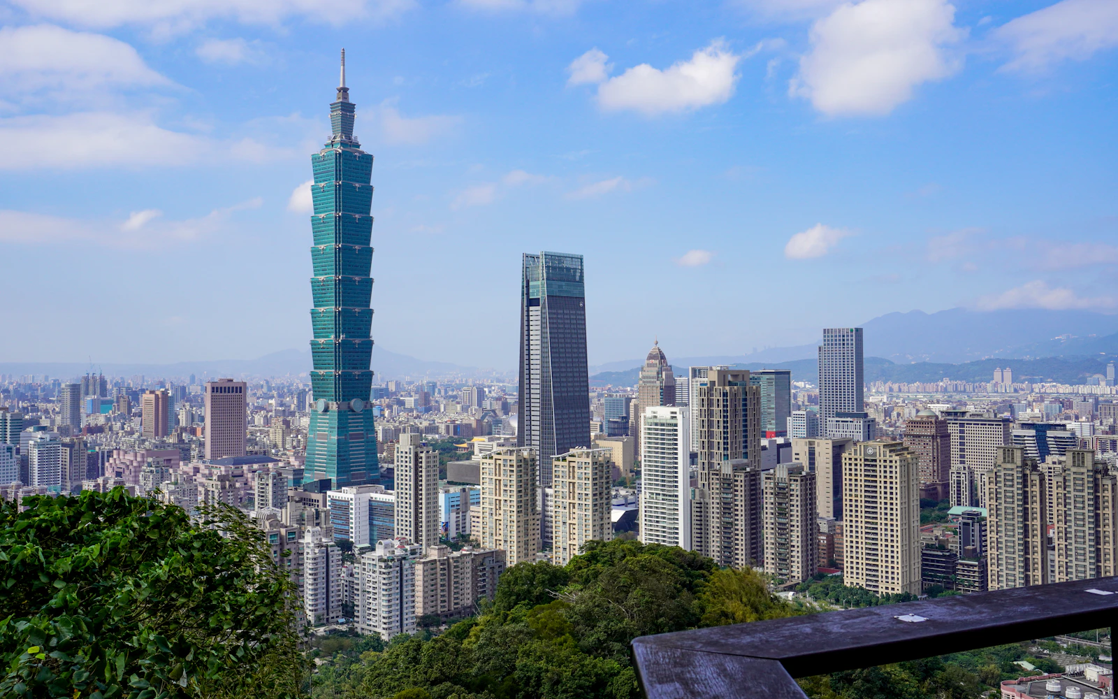 Taipei 101 menjulang di atas cakrawala Taipei