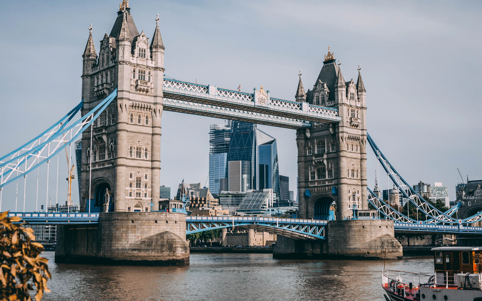 Tower Bridge di atas Sungai Thames di London