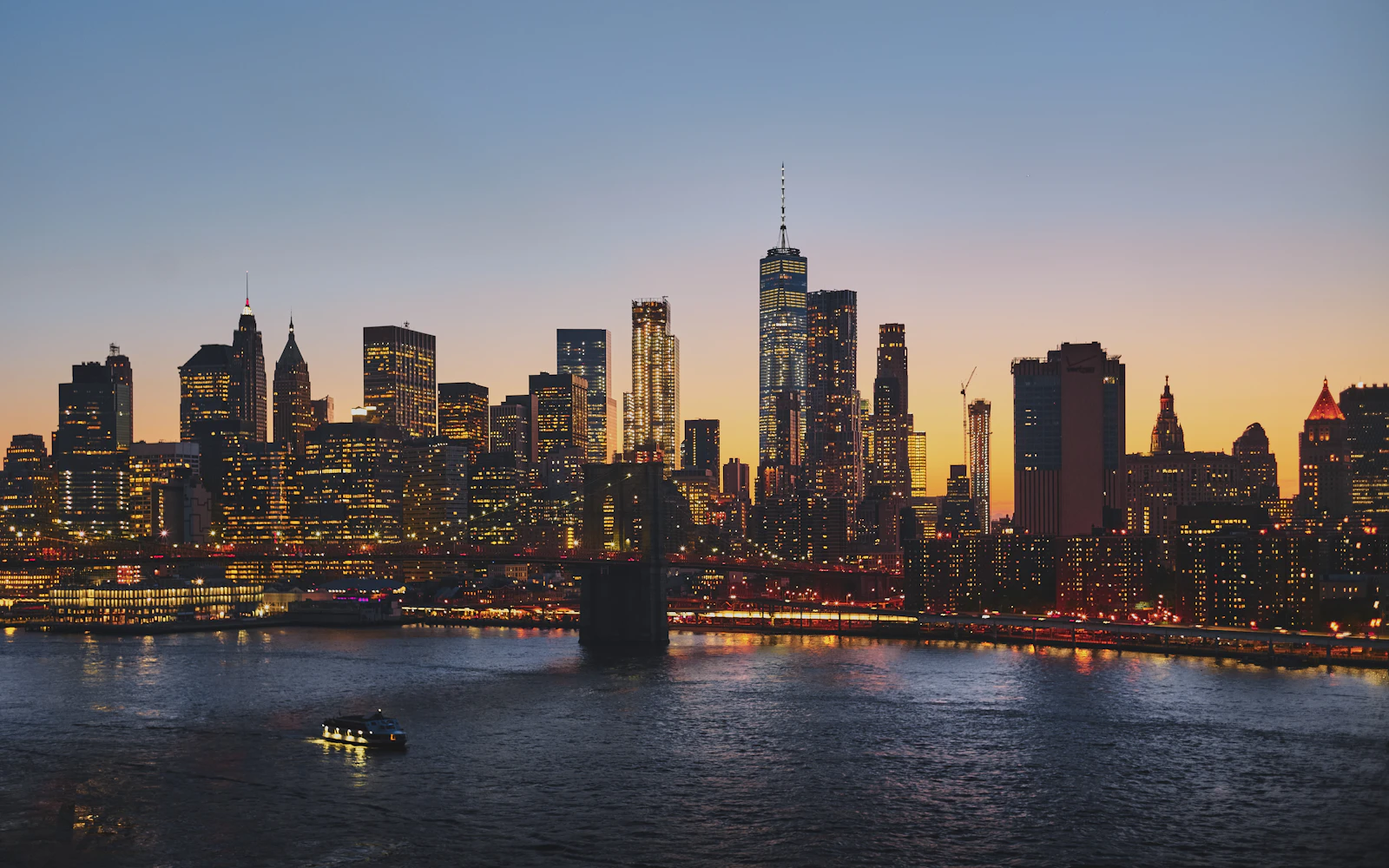 Jembatan Brooklyn dan cakrawala Manhattan di New York